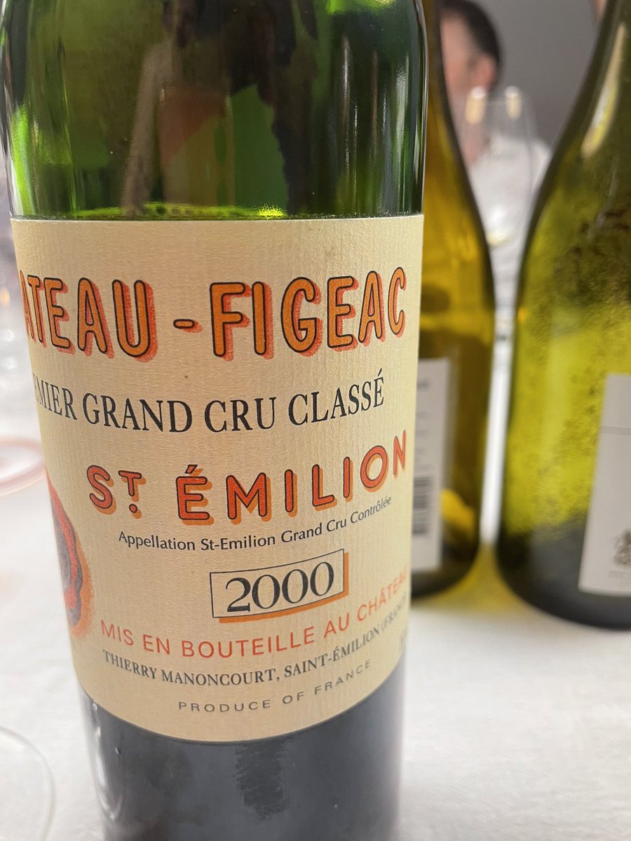 Este tuit es dedicado a <a href="/LaBluevinos/">LaBlue</a> que dice que siempre estoy tomando vinitos medio pelo.