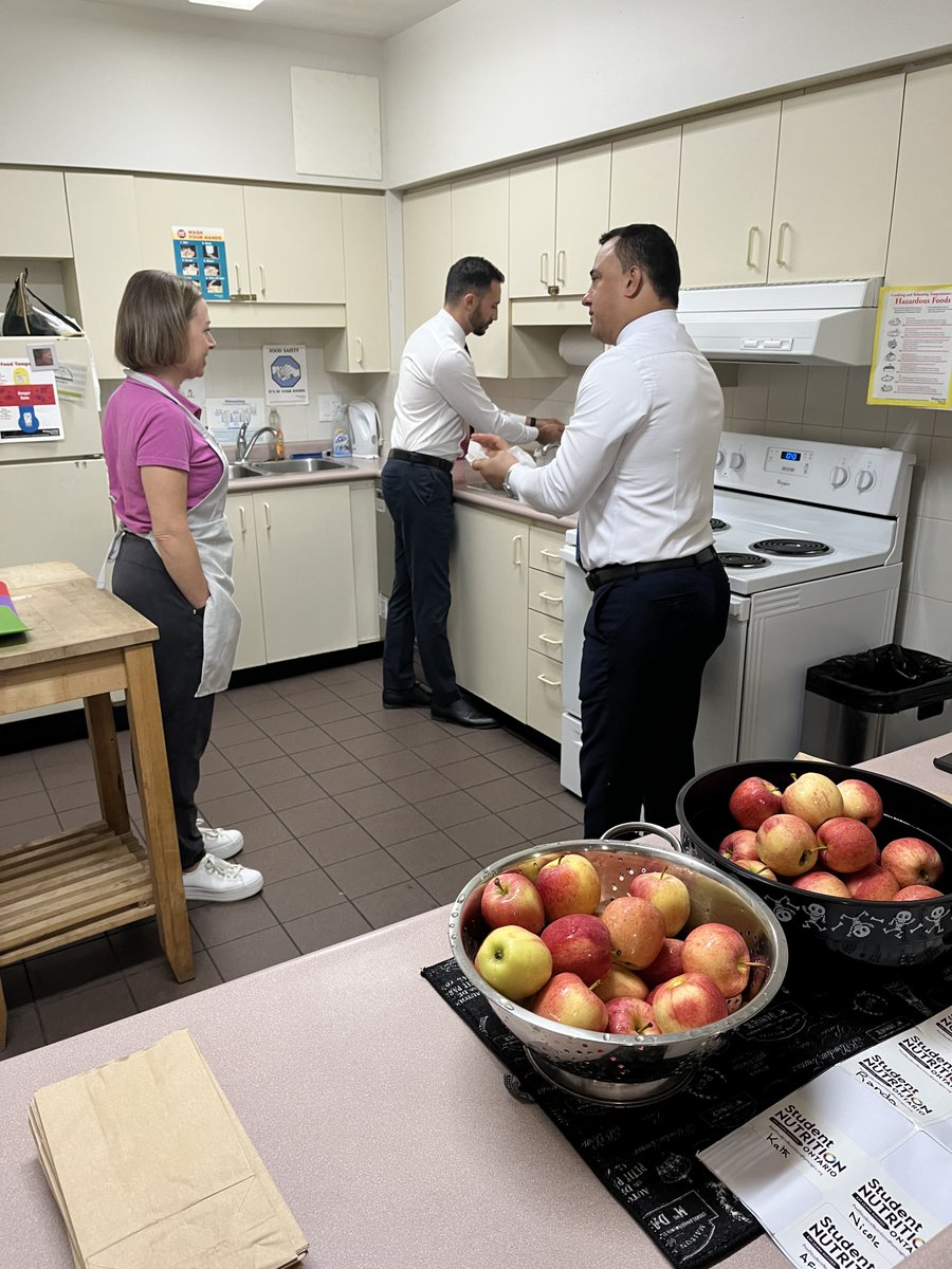 #Ontario announced $5M for Ontario’s Student Nutrition Program &amp; the First Nations Student Nutrition Program. Thanks to <a href="/MichaelParsa/">Michael Parsa</a> , <a href="/Sflecce/">Stephen Lecce</a> , our partners &amp; communities for helping ensure children have the #nutrition to learn, grow &amp; succeed.

READ ➡️tinyurl.com/y2jwen8k