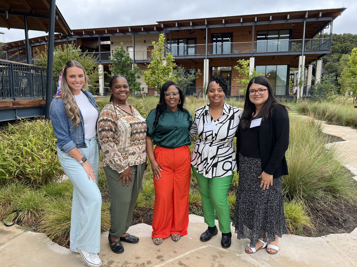 Farias_Ari_'s tweet image. Holdsworth team! Session 9 @msbeals76 @Ms_Burkle @LAshley2016 @msajfrank #Holdsworth #Learningisanadventure #MyAldine