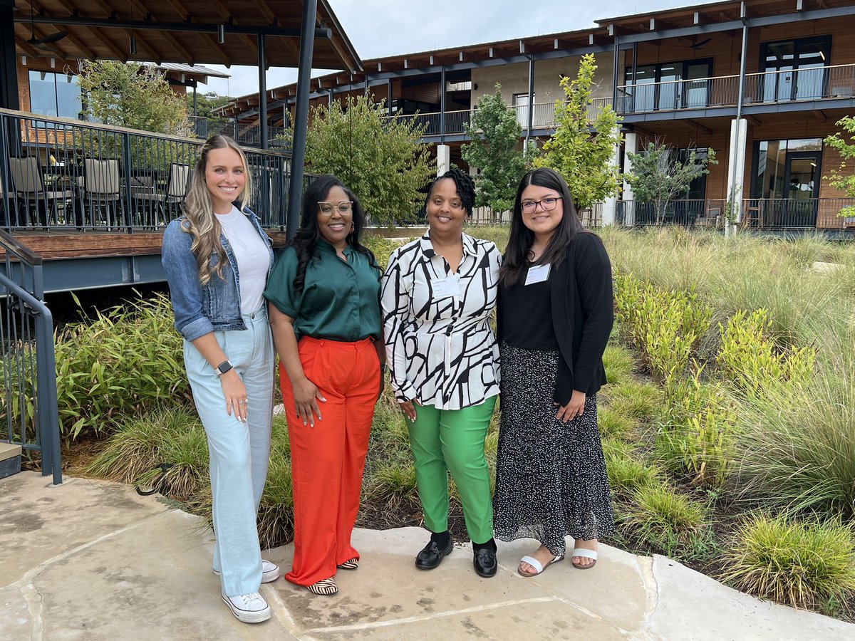 Farias_Ari_'s tweet image. Holdsworth team! Session 9 @msbeals76 @Ms_Burkle @LAshley2016 @msajfrank #Holdsworth #Learningisanadventure #MyAldine