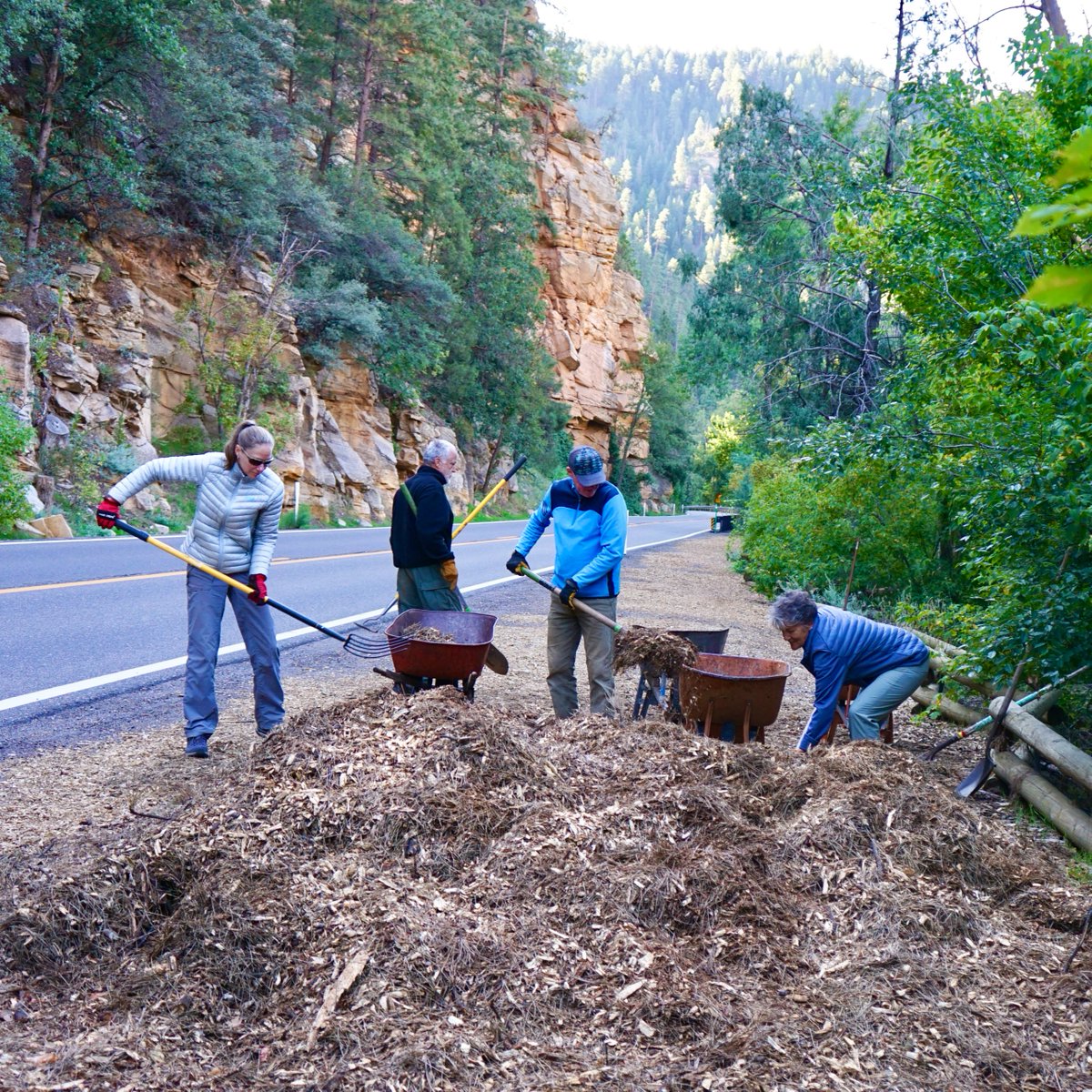 ArizonaDEQ's tweet photo. Let's hear it for the Wilderness Volunteers 👏 👏
They spent a week with ADEQ cleaning up and closing user-made trails along #OakCreek. Together they:
🔨 Built 100+ feet of fencing
🪜 Built 25+ steps
🪵 Spread 20+ yards of mulch and so much more!
#AZ #AZWater #ProtectAZ https://t.co/pLk6DzbI94