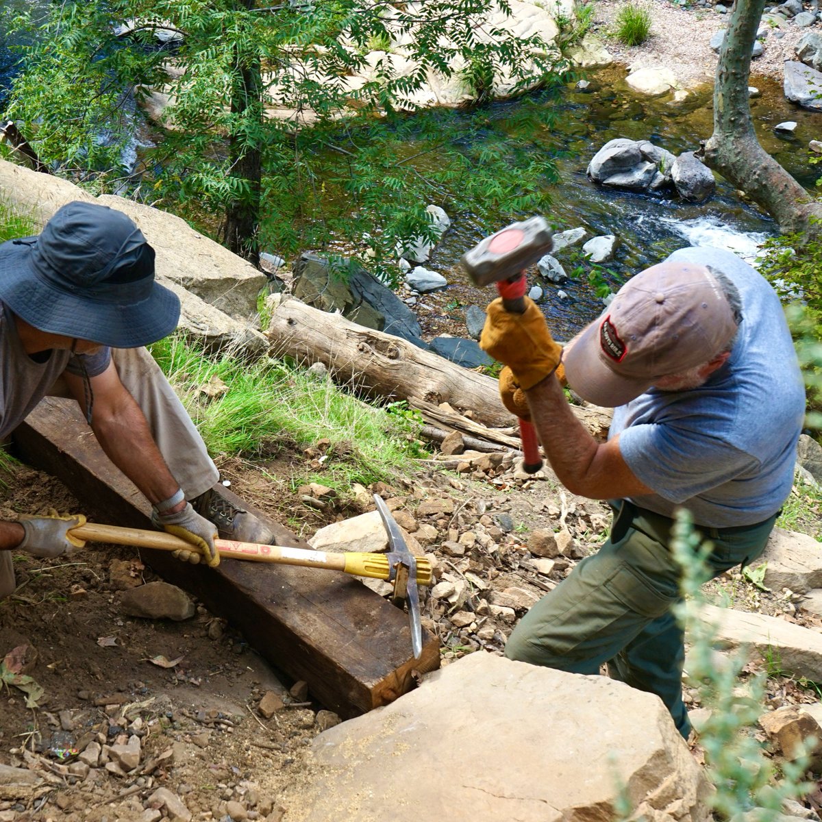 ArizonaDEQ's tweet photo. Let's hear it for the Wilderness Volunteers 👏 👏
They spent a week with ADEQ cleaning up and closing user-made trails along #OakCreek. Together they:
🔨 Built 100+ feet of fencing
🪜 Built 25+ steps
🪵 Spread 20+ yards of mulch and so much more!
#AZ #AZWater #ProtectAZ https://t.co/pLk6DzbI94