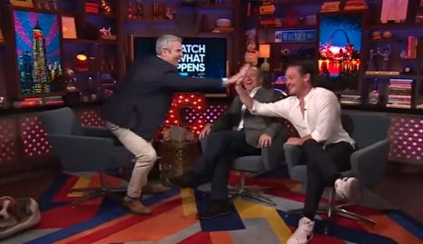 KnowUDidnt1's tweet photo. High 5 like teen boys! What @Andy did on WWHL Apr 2023 when Gary King (production staff accused him of sexual misconduct July 2022) said he "hooked up" w/ Kenya's assistant at BravoCon (Oct 2022). The assistant is 23 & Gary's 34. 👀 #WWHL #BravoTV #RHOA @Bethenny https://t.co/LuE75g0iP3