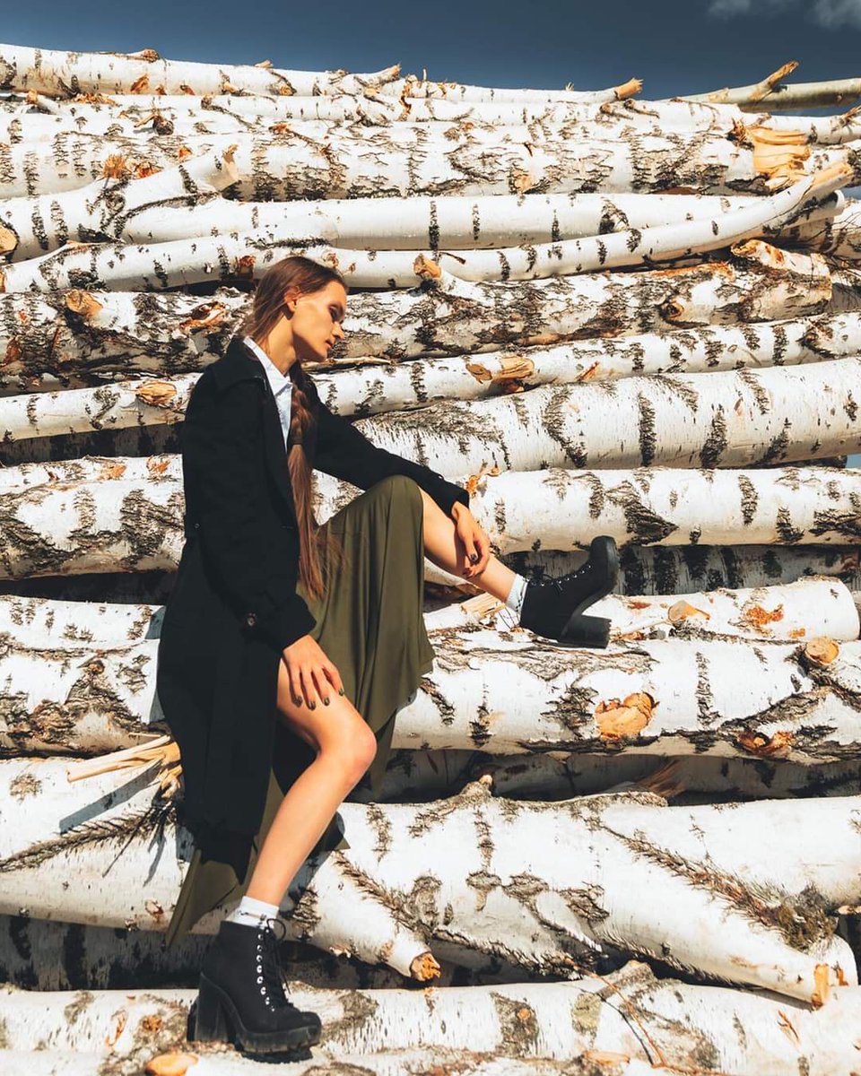 onefouronemag's tweet photo. If there’s a texture that always brings autumn to mind, it would be chopped wood. “𝗕𝗶𝗿𝗰𝗵 𝗹𝗼𝗴𝘀”, editorial available in our website.
Photo: @shvabroid_pkv
Model &amp; MUA: @ftanuxa
Via @OfficialKAVYAR
#fallfashion #fall #birchtree #webitorial https://t.co/INaRgCNAsR
