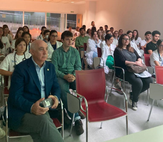 SemstOrg's tweet photo. 📢Reunión Pre-Congreso con estudiantes de Medicina de la Universidad de Oviedo.
🎯 Charla a cargo de la Dra. Beatriz Suarez Baena Presidente @SAMSTrabajo 🩺

‼️Gran éxito dar a conocer nuestra especialidad con la sala llena de futuros médicos. Gracias a todos‼️ https://t.co/VAAzEGgP4O