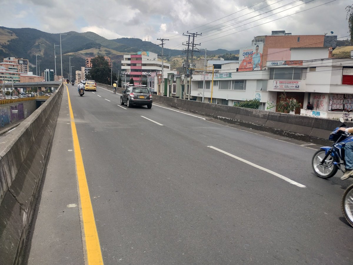 PastoTransito's tweet photo. Después del accidente registrado el 3 de sep, dónde un vehículo se accidentara en el puente del Intercambiador Vial Agustín Agualongo y dañara la infraestructura de seguridad vial @PastoTransito  realizó las gestiones pertinentes para la reposición de las mismas. https://t.co/msbDIki8zA