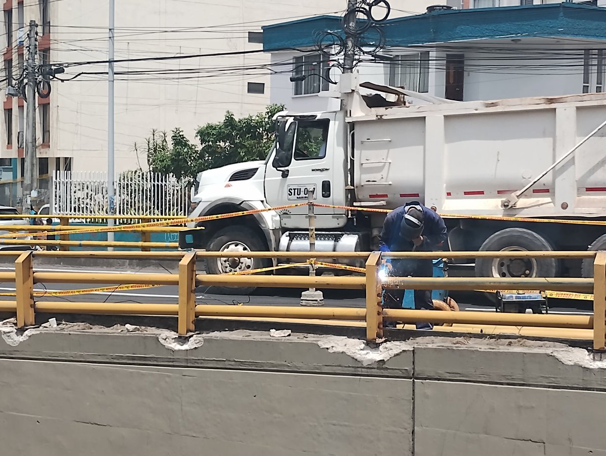 PastoTransito's tweet photo. Después del accidente registrado el 3 de sep, dónde un vehículo se accidentara en el puente del Intercambiador Vial Agustín Agualongo y dañara la infraestructura de seguridad vial @PastoTransito  realizó las gestiones pertinentes para la reposición de las mismas. https://t.co/msbDIki8zA