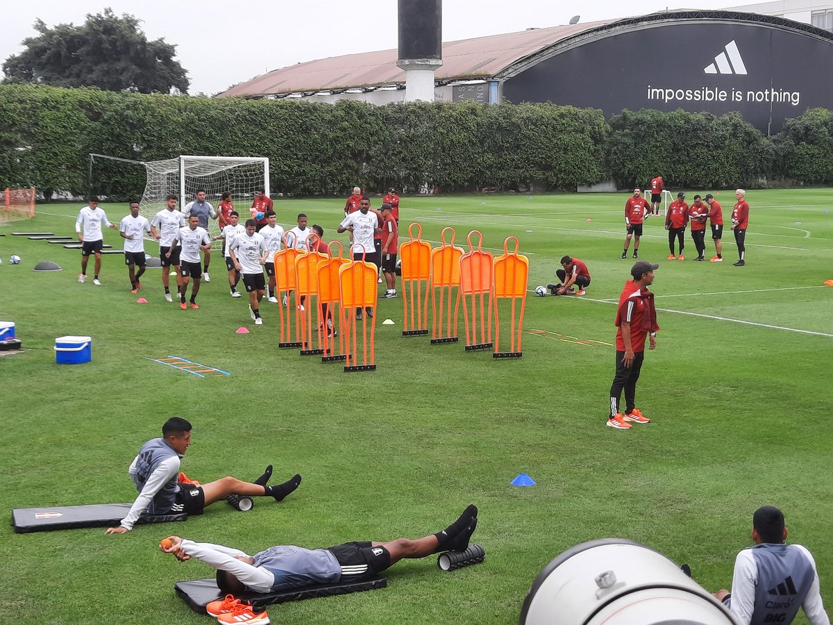 fonchoz88's tweet photo. Día 2. Entrenan los jugadores del medio local. @ESPNPeru https://t.co/0bOisAvPse
