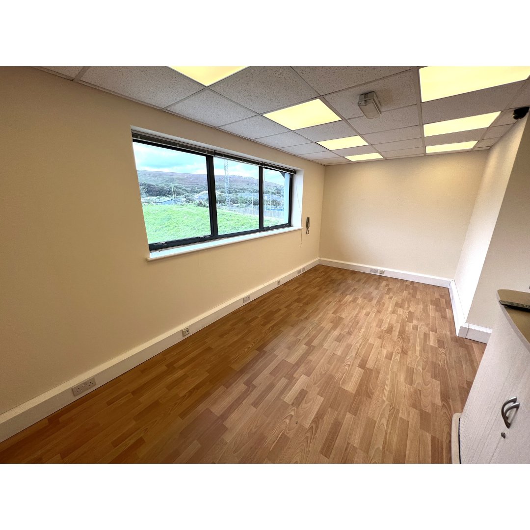 SBCProperty's tweet image. 8 Carn brea Business Park, Barncoose, Redruth, Cornwall TR15 3RR

• Industrial/warehouse in popular location close to A30
• Modern build, 6 metre eaves, allocated parking, solar panels
• Large access door. New leases available
• Total gia unit - 3,939 sq ft