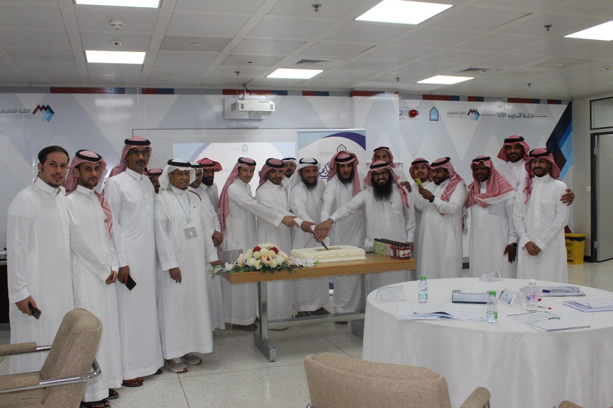 تحت إشراف إدارة الابتعاث والتدريب في #الإدارة_العامة_للموارد_البشرية.
اختتمت #الكلية_التطبيقية بالتعاون مع معهد الأمير نايف للبحوث والخدمات الاستشارية برنامج  (تحرير الخطابات الرسمية والعروض ) لمنسوبي ومنسوبات #جامعة_الإمام_محمد_بن_سعود_الإسلامية.