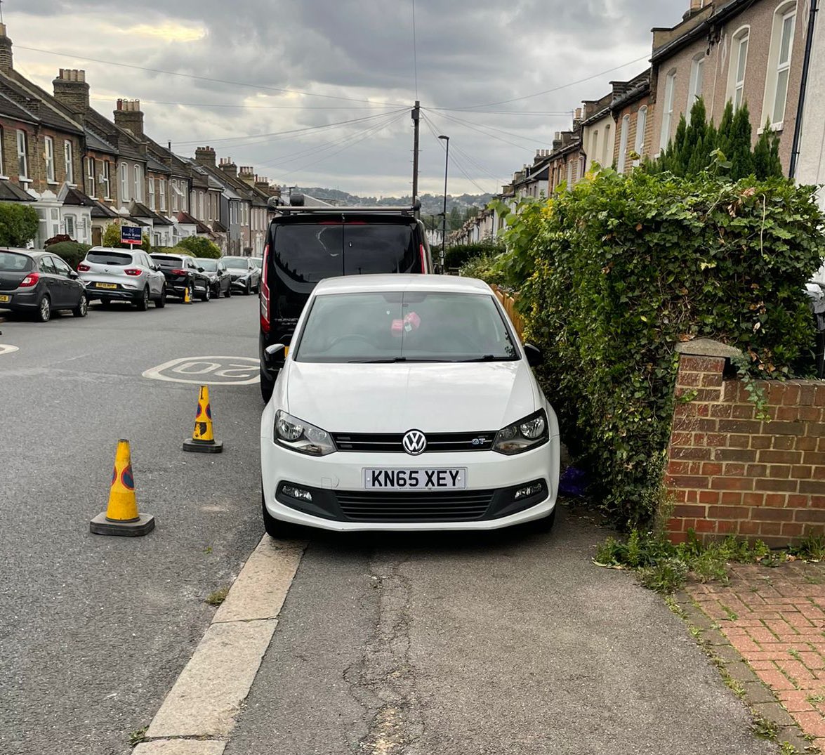 CatfordParking's tweet image. Congratulations to this parker; surely the most selfish in all of London Town?

We need some enforcement on Sandhurst Road desperately, @LouiseKrupski and @NatashaMBurgess. 

It’s been going on too long and it’s not good enough. 

One for you, @YPLAC?