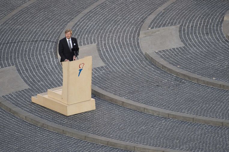 Koning Willem Alexander neemt afstand van de manier waarop zijn overgrootmoeder zich in WO2 tegenover de Joodse gemeenschap opstelde. Het alleen zijn op de foto toont ook zijn kracht. Hem nu confronteren met reeds bekende feiten over zijn grootvader is beschamend en onbetamelijk