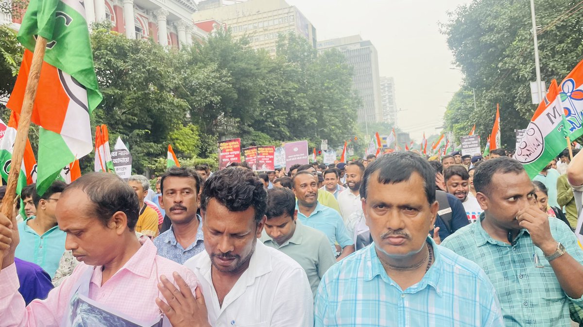 Rtr_saheb's tweet photo. আয় বিজেপির দেখে যা, তৃণমূলের ক্ষমতা
আয় মোদি দেখে যা, অভিষেকের ক্ষমতা 🔥🔥
@AITCofficial @MamataOfficial @abhishekaitc @BiswanathParial https://t.co/2Vl7zQLi3Y