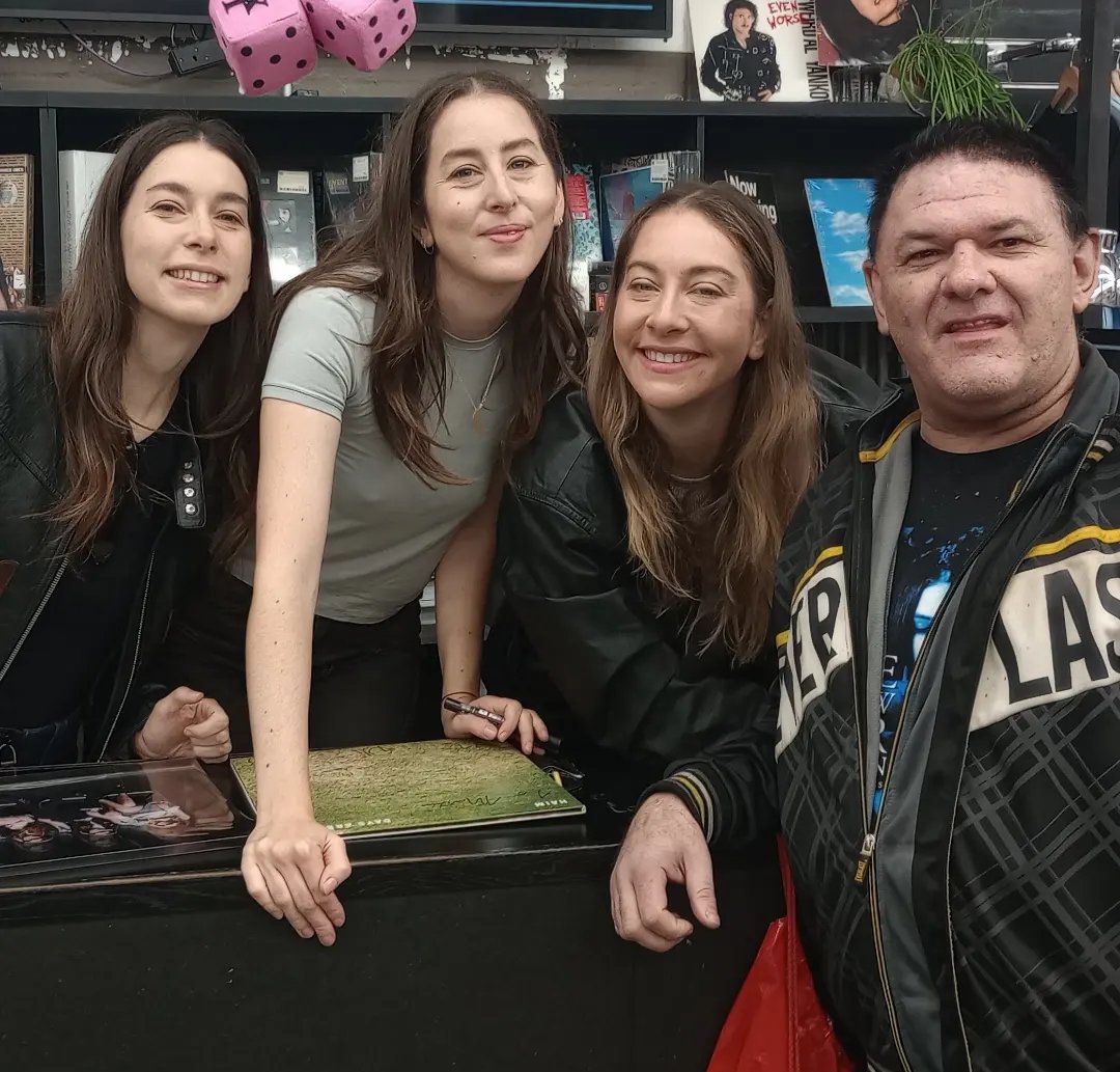 Me meeting @HAIMtheband @RoughTrade records such a great experience they were so nice and took time to chat to every1