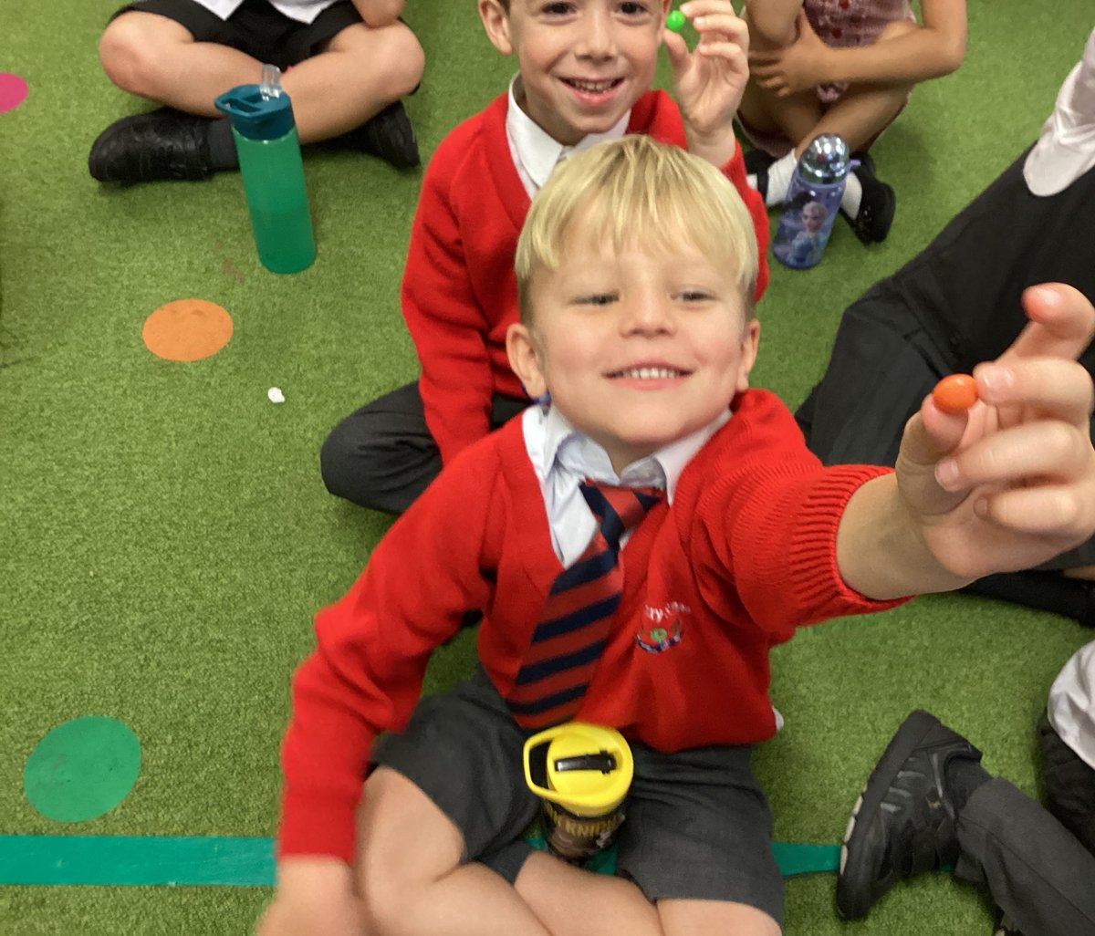 BollinPrim1D's tweet photo. In English we are reading Jack and the jelly bean stalk (yup… you read that right!) 😱

So… we just HAD to try some of those magical jelly beans ourselves! Can you tell who got the sour one? 🫘🍃🌱 https://t.co/iKypb8SMil