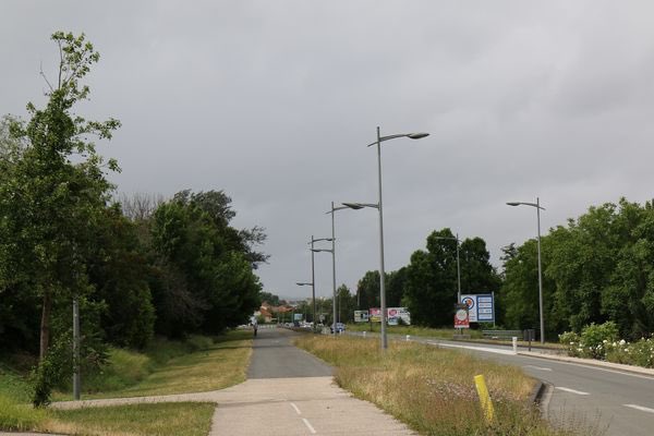 JulienBony's tweet photo. D’un côté une piste cyclable sécurisée à Riom, avec séparation végetalisée. 
De l’autre côté, une piste cyclable à Clermont à la sauce Hidalgo avec son alignement de potelets en plastique. Et les écolos en sont fiers !! 
Il doit y avoir trop de verdure à Clermont ! https://t.co/WhWOiwq0KU