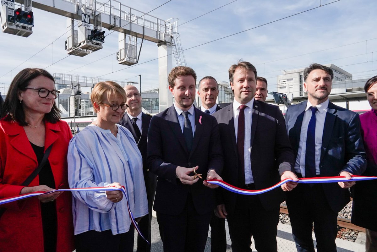nathalieappere's tweet photo. En faisant rouler deux trains sur une même voie, grâce à des aménagements innovants, il y aura plus de TER pour les habitants du bassin rennais et bien au-delà. Avec Rennes Métropole, nous soutenons ce projet qui développe les mobilités décarbonées de toute la Bretagne #2TMV https://t.co/69sBAfQuoR