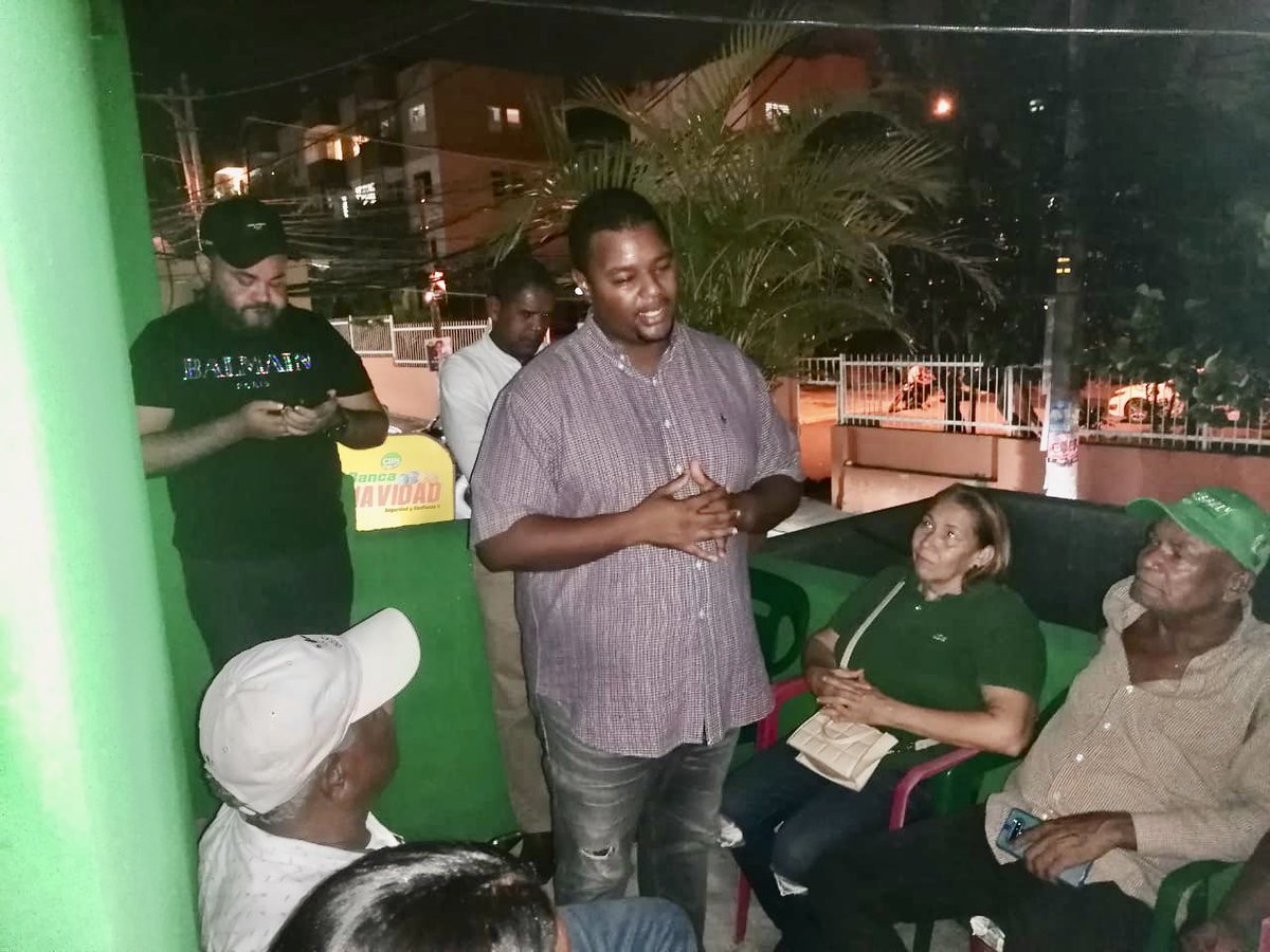 En el día ayer seguimos recibiendo compañeros y amigos en nuestro local y visitamos el poderoso bloque de bayona #sdo sin dudas seguimos dando pasos firme #PedroBatistaregidorXsdo.  

Cuando nos tomamos un café ❓