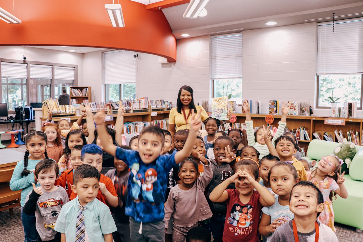 GCSS_GEA's tweet photo. Our Deputy Superintendent, Priscilla Collins, read Pete the Cat this morning to our Pre-K students! We Love Georgia Pre-K week! https://t.co/RD4ORlT3vm