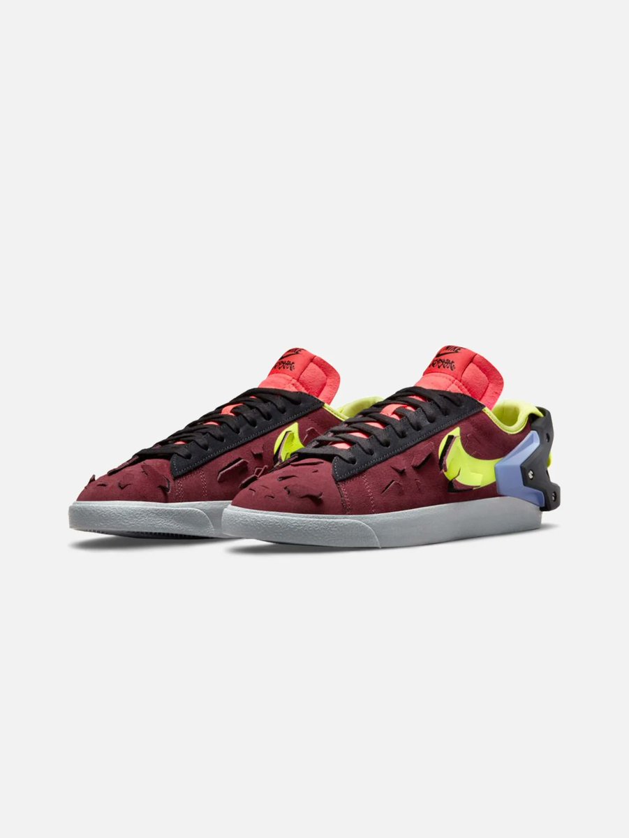 ogalansky's tweet photo. Очень давно хотел (ну Ева же, ну) эти Nike Acronym X Blazer Low (ну и ещё self-customisable, ну), и даже чуть было не заказал недавно, но подумал, что, сначала, как и обычно, лучше посмотреть их вживую. Кое-как нашёл в оффлайне, и, о боги, какие же они уёбищные в жизни! https://t.co/3MF2g5HQmu