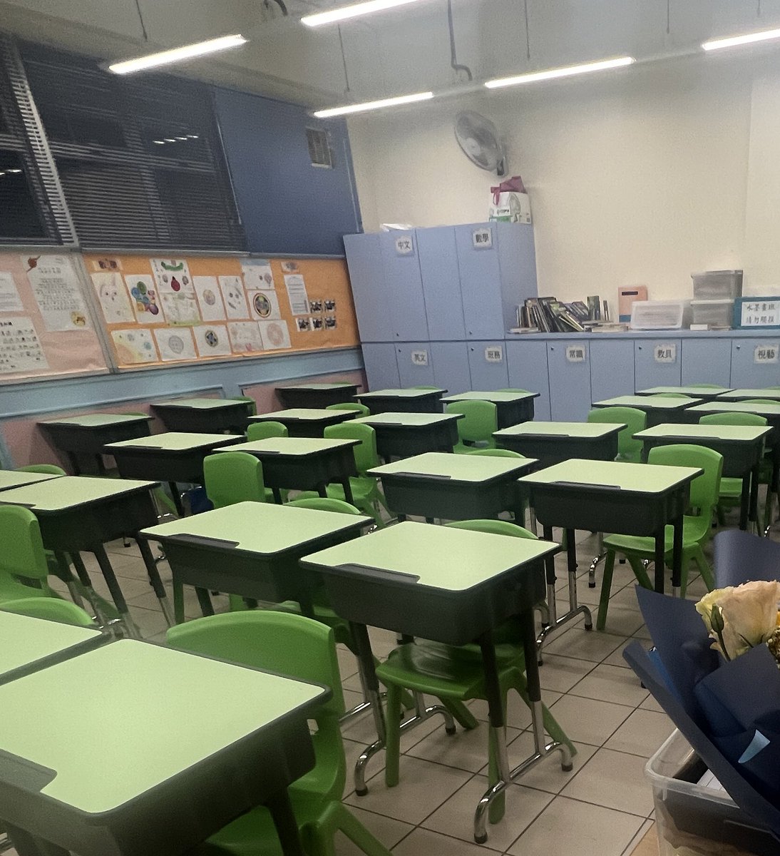 Hing_SoB's tweet photo. Two last lessons in One day- in my full time job as well as being a part-time teacher at night school🥹
Time flies. Can’t believe it’s been 2 years.
Though I won’t be ur teacher by then, I’ll see everyone on ur grad day by the end of this school yr!🌻🌻🌻 #goodbyeclass https://t.co/qcRopU19ql