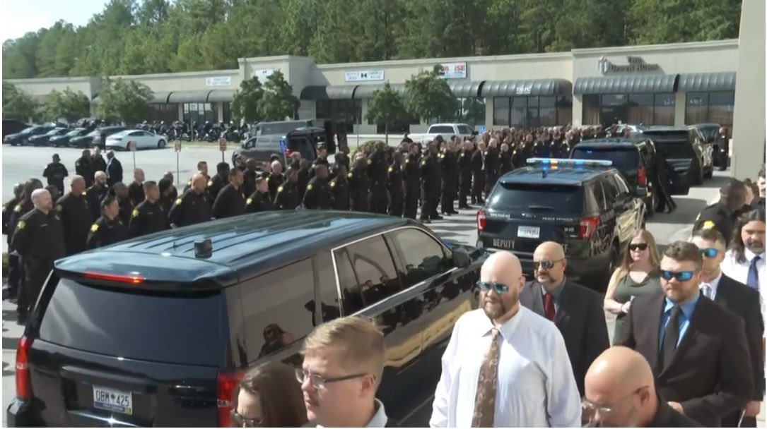 CurtisWilson275's tweet image. Saying farewell to Deputy Jacob Salrin affectionately known as Jake 🙏🏽 #RichlandCountySheriff @RCSD #fallenangel #lawenforcement #policeofficers #deputysheriff #OPLive #onpatrollive