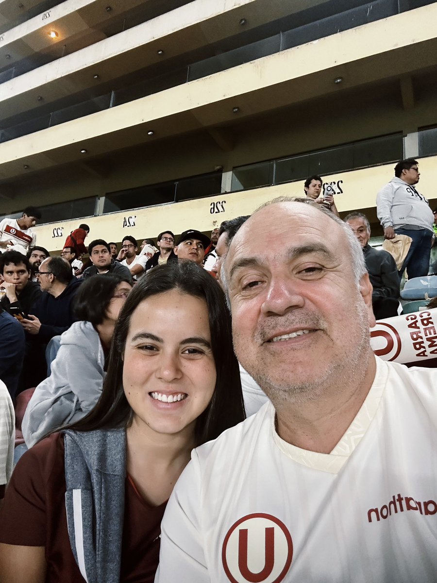 sofiamurilloc12's tweet photo. vivía, vivo y viviré babeando por mi papá https://t.co/GltHVU2BzT