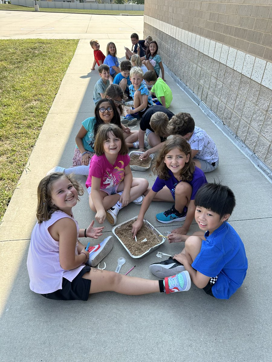 SCEJansen's tweet photo. Yesterday we enjoyed acting like a paleontologist during science. We went digging for dinosaur bones. We even used tools like a paleontologist! 🦕🦖#scesoars #wsdlearns https://t.co/g4xr5ChVab