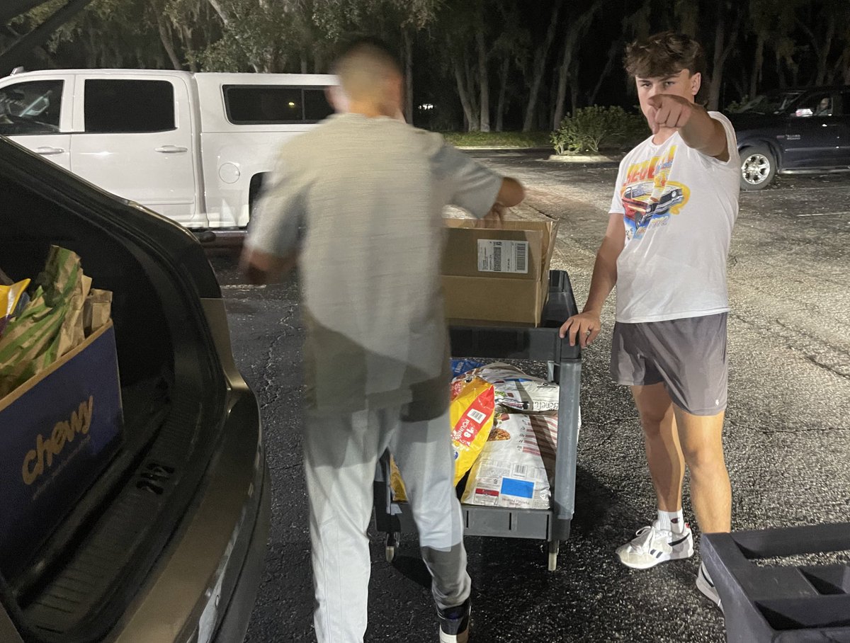 NinaGuti11's tweet photo. Had the opportunity to work with our church to collect dog and cat food donations to support the needs of @county_animal this past week. Thanks @leo_guti150 and @AurelioGuti34 for helping to collect the items and deliver it to them! #dosomethinggood #communityservice #4theanimals https://t.co/Ud0n3ZEFkE