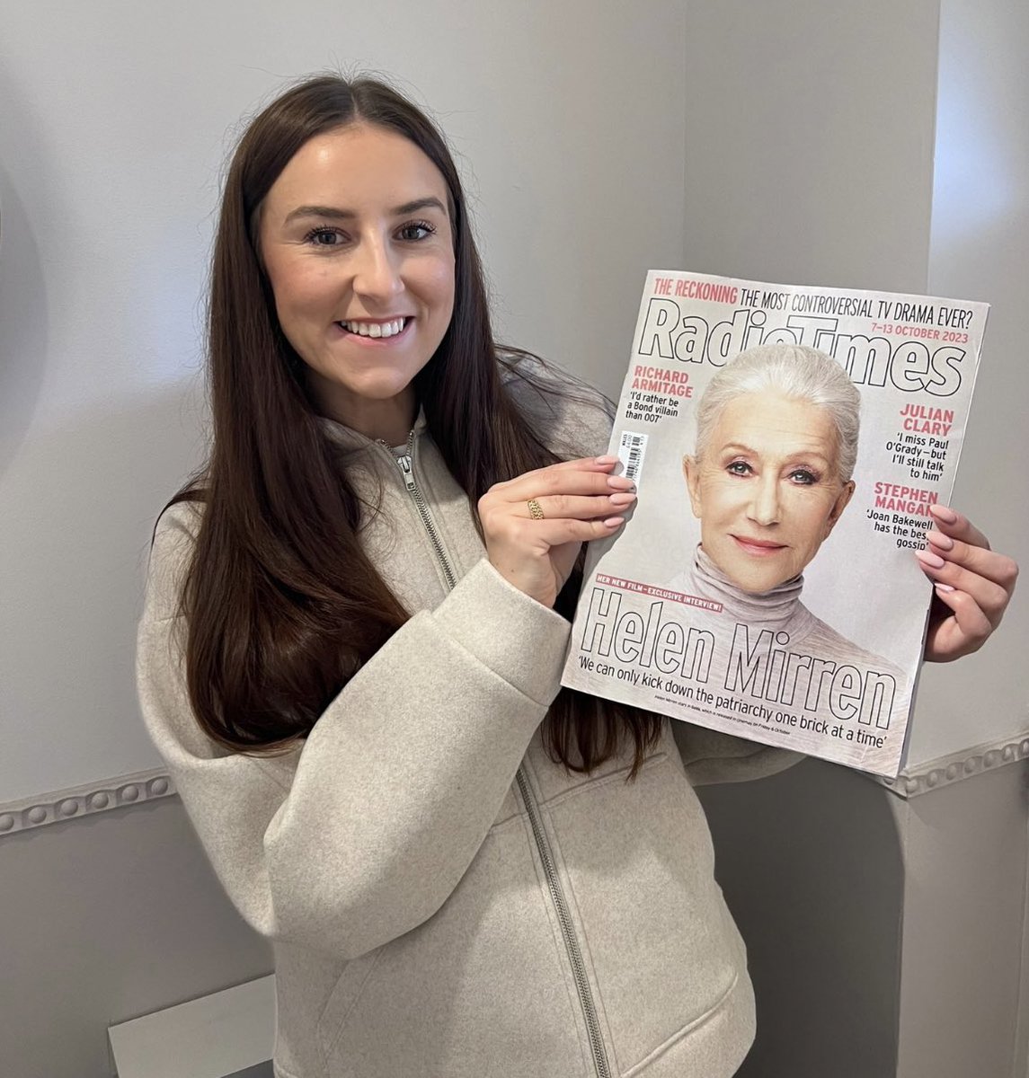 MollyStephens_'s tweet photo. Sooo buzzing to be featured in this week’s @RadioTimes!! 🥹✨

See “Face Behind The Voice” section! With the one &amp; only Helen Mirren on front cover (!)

Thank you to the lovely @meg_firth &amp; Jordan for the interview and write up ✍️

*Feel like I’m holding my A Level results, lol* https://t.co/cScOz4QMkE