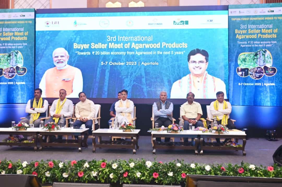 ForestTripura's tweet photo. The 3rd International Buyer Seller Meet for Agarwood Products was inaugurated by the Hon'ble Chief Minister, bringing together buyers &amp; sellers to strengthen the agarwood economy 🌿 for a prosperous future of Tripura. @DrManikSaha2 @mygovindia @mygovtripura @JKSinhaIAS @PMOIndia https://t.co/cr0ARWztKs