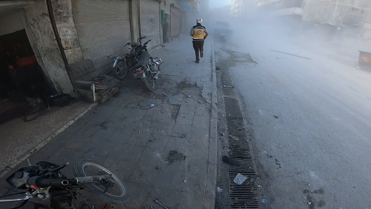 SyriaCivilDef's tweet photo. Our teams responded to missile bombardment by regime forces that targeted residential neighborhoods and the marketplace in the city of Jisr al-Shughur, west of #Idlib, today, Thursday, October 5, and led to the death of a child and the injury of 8 civilians in an indefinite toll.
#Syria #WhiteHelmets