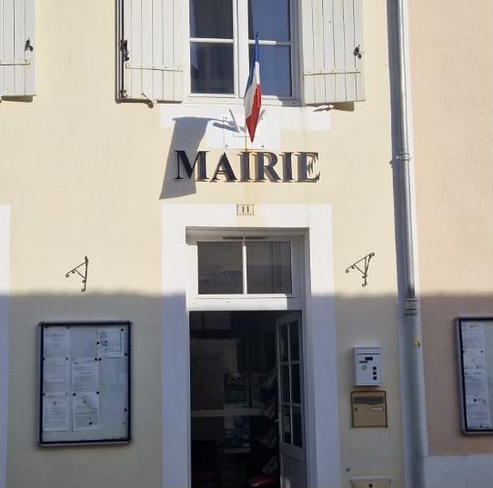 HeleneLaporteRN's tweet photo. Aujourd’hui à #Laparade afin d’échanger avec Monsieur le Maire, Ghislain Gozzerino, sur les nombreux projets de cette commune très dynamique. https://t.co/Aj7I17T7Mt