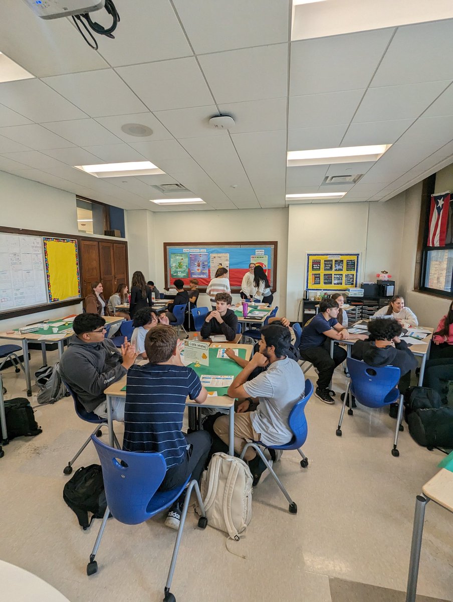 Día de café was a success! Lvl 3 students had questions prepared for class and we spent 40 minutes conversing in Spanish. Students enjoyed some hot chocolate and café vibes as we embraced café culture!