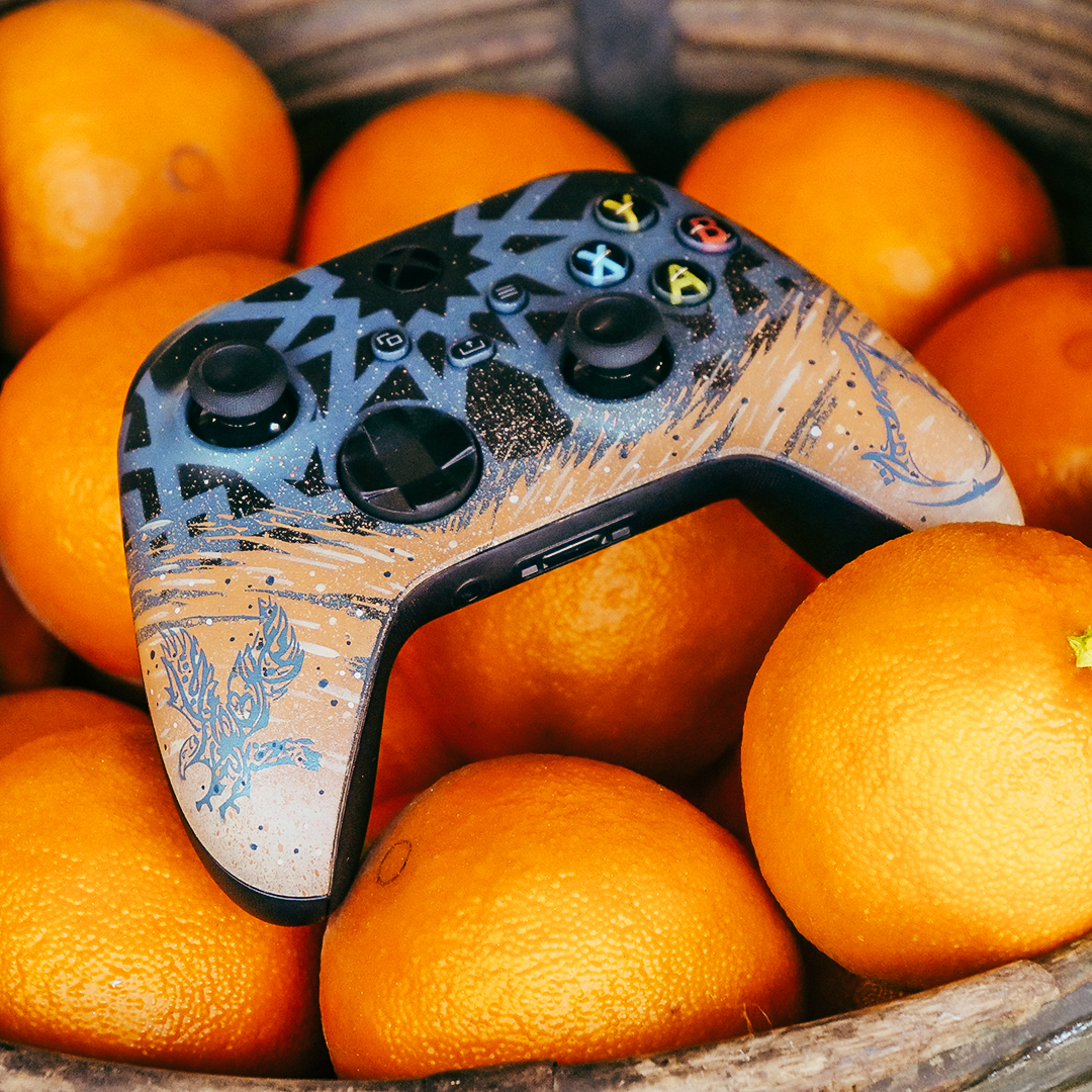 UbisoftFR's tweet photo. Assassin's Creed Mirage est là ! 🦅
Regardez cette magnifique Xbox Series X et sa manette customisées par @Oskunk pour l'occasion 👌 

Et le mieux, c'est qu'on vous les fait gagner sur les comptes Twitter et Instagram d'@AssassinsFR (liens en commentaire) 😏

Merci à @XboxFR 💚 https://t.co/JTkqYq0pkx