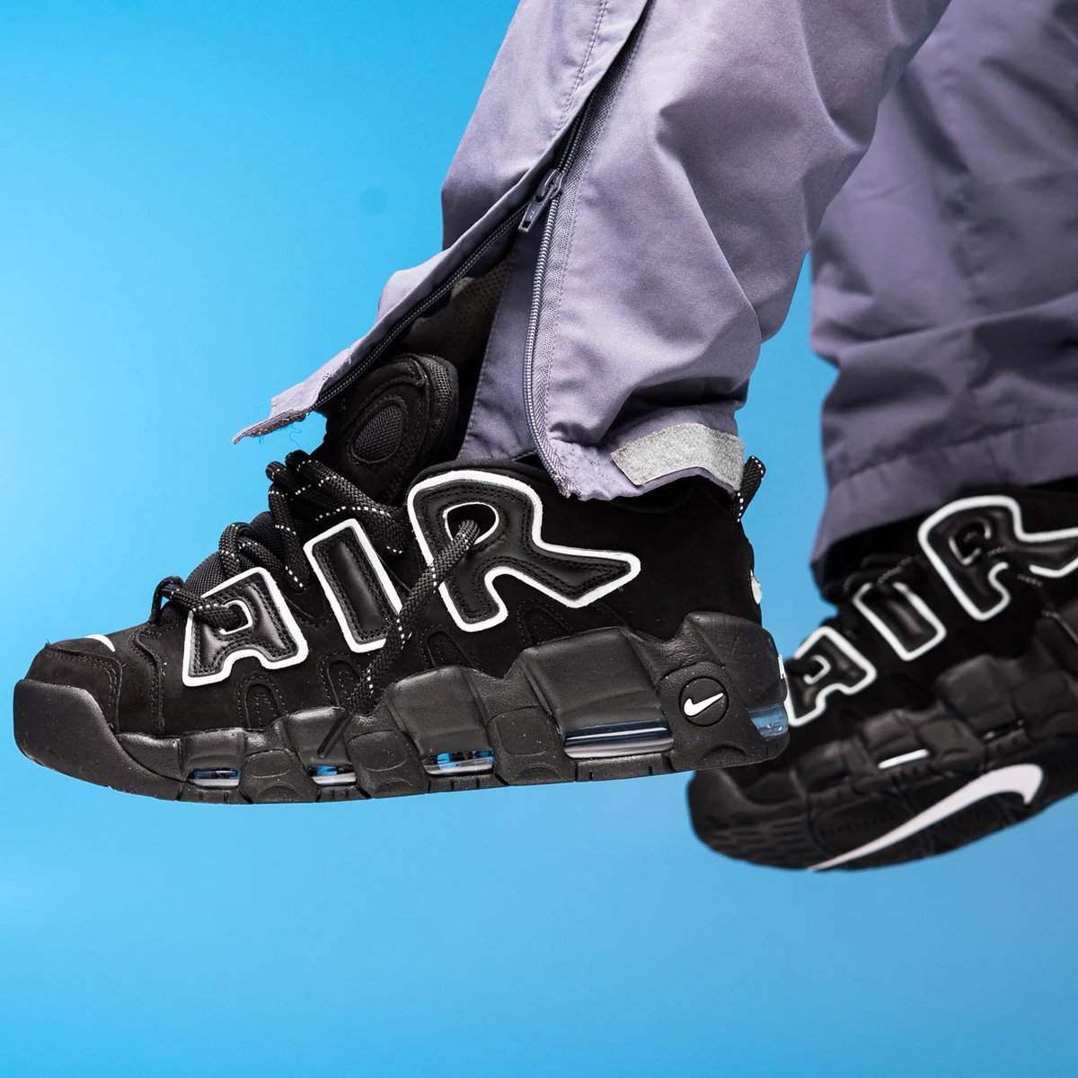 JustFreshKicks's tweet photo. The AMBUSH x Nike Uptempo "Black/White" releases tomorrow at 10am ET 🖤 

Link -> https://t.co/T99DTOsCp9 https://t.co/UlcVVRTgUc