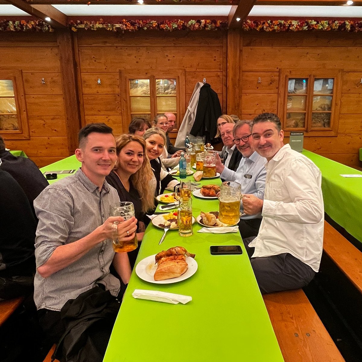 garantimmo's tweet photo. Kleiner Ausflug in der Mittagspause zum Cannstatter Volksfest gefällig? 🎡 Jedes Jahr Pflicht für einige Stuttgarter Kolleginnen und Kollegen! 🍗 Aber mit Radler in den Krügen, denn danach gab es viel zu tun! 🍻

#makler #wasen #cannstatterwasen #teamwork #immo https://t.co/8OLRJgX2zl