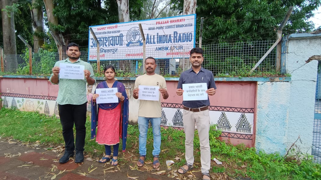 namratabhuv's tweet photo. Unheard voices of Prasar Bharati
What is for us in the coming days, hopelessness , despair and burdened life , make our life clean  Please 
@ianuragthakur @apurvaIAS @Murugan_MoS @PIB_India

#Swacchata
#SpecialCampaign3.0
, it's high time to clean Prasar Bharati https://t.co/nBnH4nWsDe