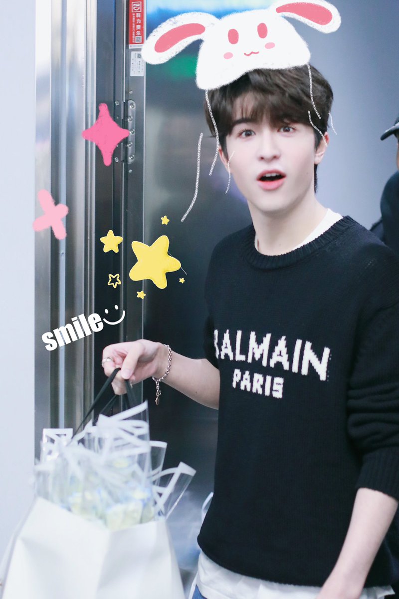 keepsmile_607's tweet photo. 20221006
去年今日 北京展览上的宝宝
当时into1已经拍摄完毕要走了
派派特意走回到花篮这里 把玫瑰花插上 还和我们说：你们也可以来拿哦^^
非常暖心的宝宝
@patrick_pppat 
#尹浩宇 
#แพทริค #PatrickFinkler https://t.co/pAx92Kpqqp