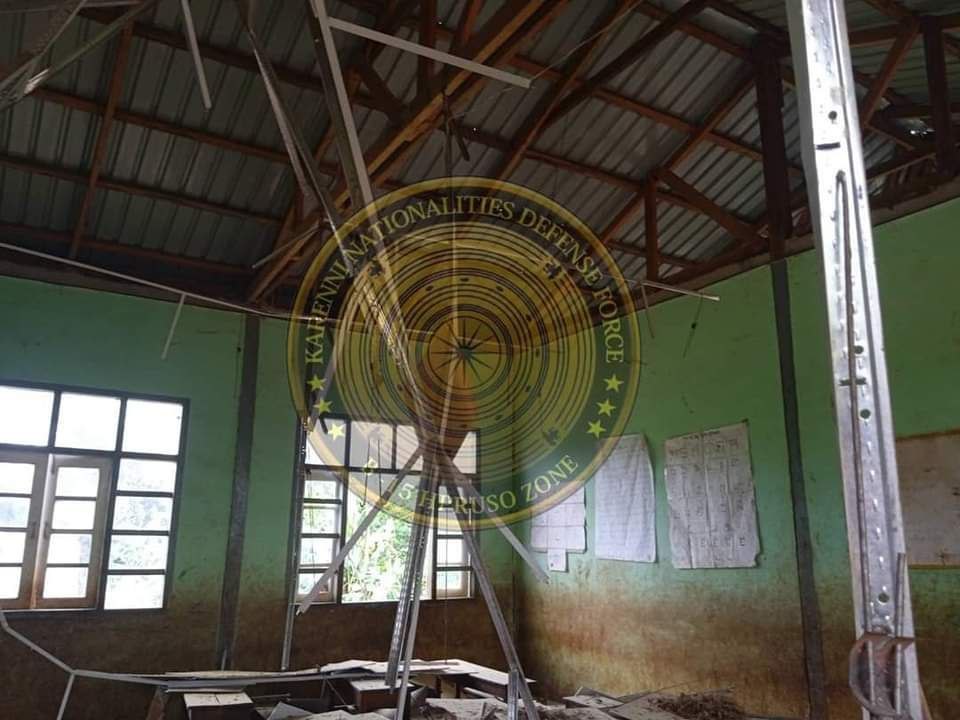 nway_jasmine's tweet photo. Military airstrike on civilian areas in #Hpruso, #Karenni State at 10:00 pm on Oct 4. Destroyed 3 houses and a school after shelling 2 times of airstrike. Children and villagers are in great danger in conflict.
#WarCrimesOfJunta
#2023Oct5Coup
#WhatsHappeningInMyanmar https://t.co/70xuGrYRo7