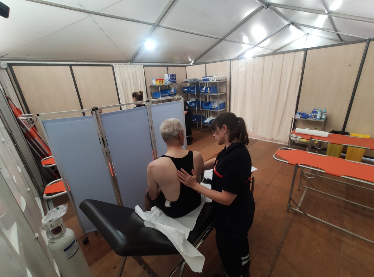 SDIS83's tweet photo. [@RocdAzur 🚴‍♀️🚴‍♂️]

➡️ Dans les airs 🚁 ou sur terre 🚒, qu'ils soient #pharmaciens, #logisticiens, #infirmiers ou #médecins, ils sont une centaine 👩‍🚒👨‍🚒, membres de la sous direction santé du @SDIS83, à être mobilisés sur ces 5 jours de course mythique à #VTT 🚵‍♂️ https://t.co/NZU2Ty6cby