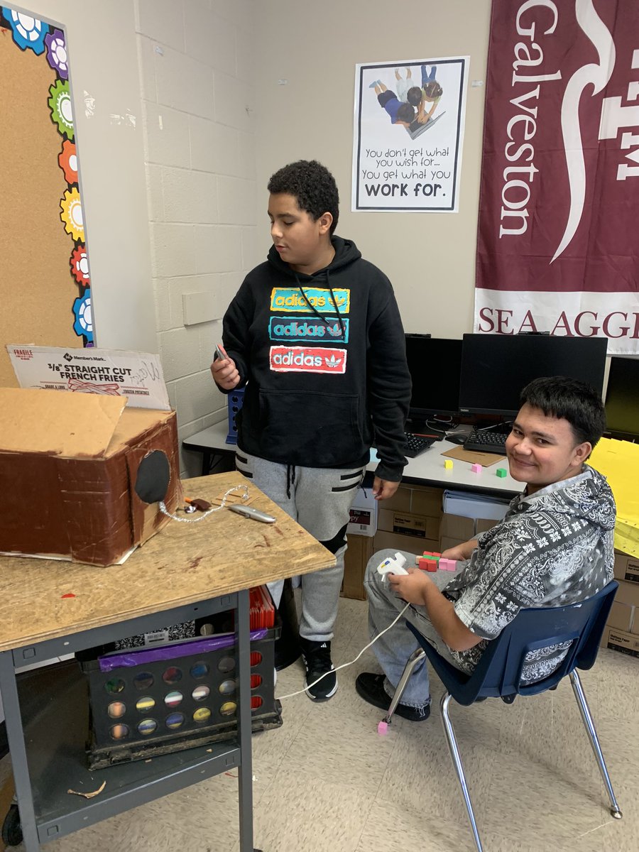 maribet38058796's tweet photo. Our middle school PLTW students are building Hispanic cultural artifacts for Travis’s Hispanic Heritage Festival! #fun #TISDstem @TravisTISD @TempleISD @PLTWorg https://t.co/HHOu5nroWT
