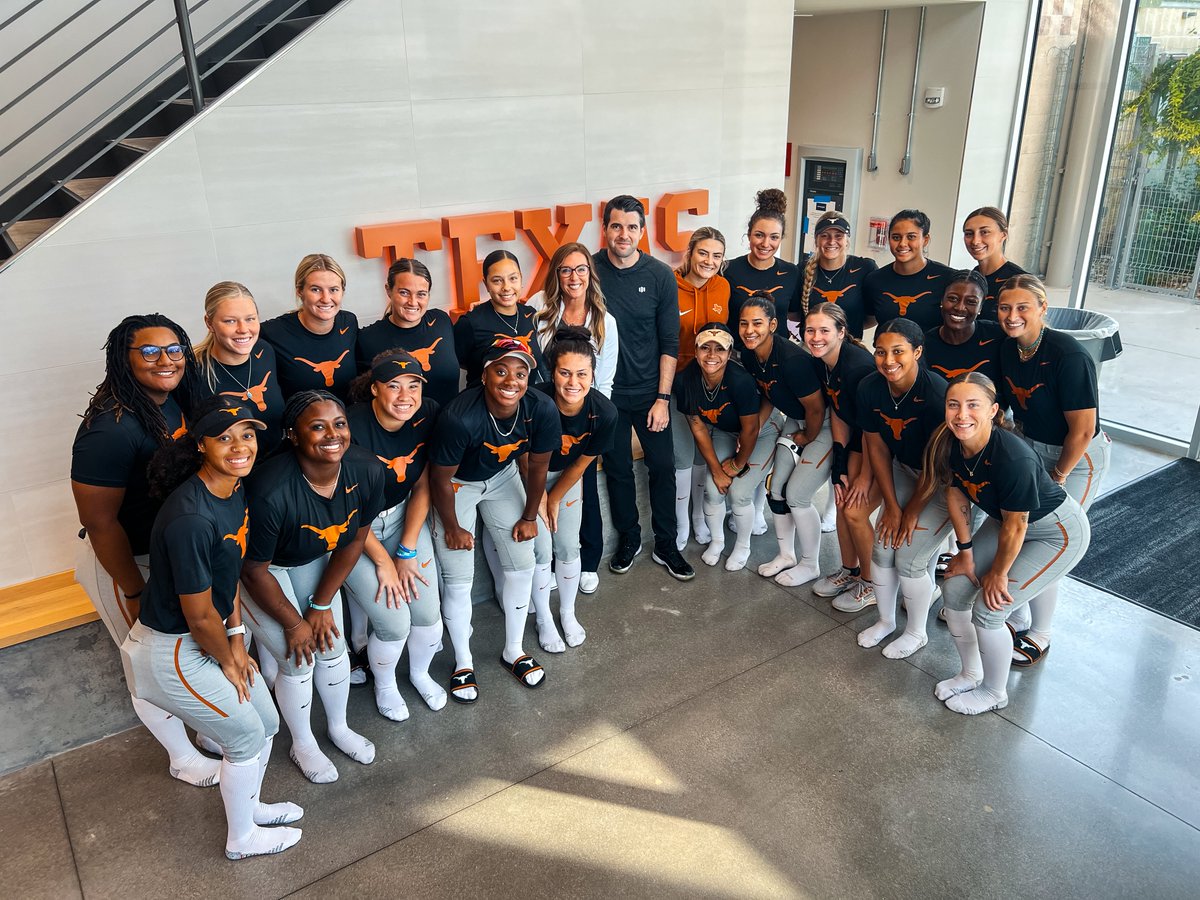 TexasSoftball's tweet photo. thank you to @opendorse for coming to speak to us about building your brand &amp; NIL 🤘

#HookEm https://t.co/6pwYWpukJs