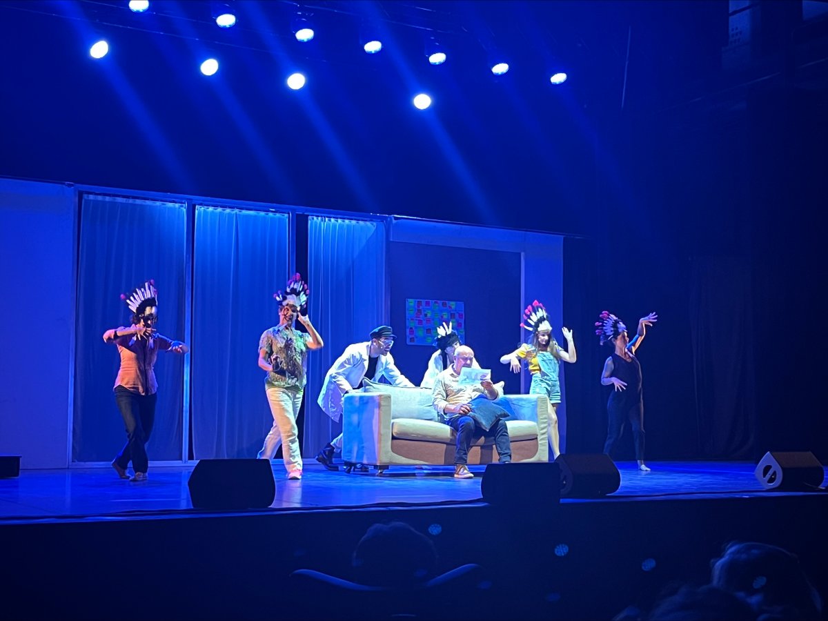 En direct de Marcheprime 🎭 La comédie musicale "Eh bien ! Dansons maintenant" accueille de nombreux spectateurs invités par <a href="/girondeasept/">Asept Gironde</a>, les #MSA et ASEPT d'Aquitaine et la @CarsatAquitaine. Bel après-midi avec chant, danse, théâtre et prévention. ℹ️ dansonsmaintenant.fr