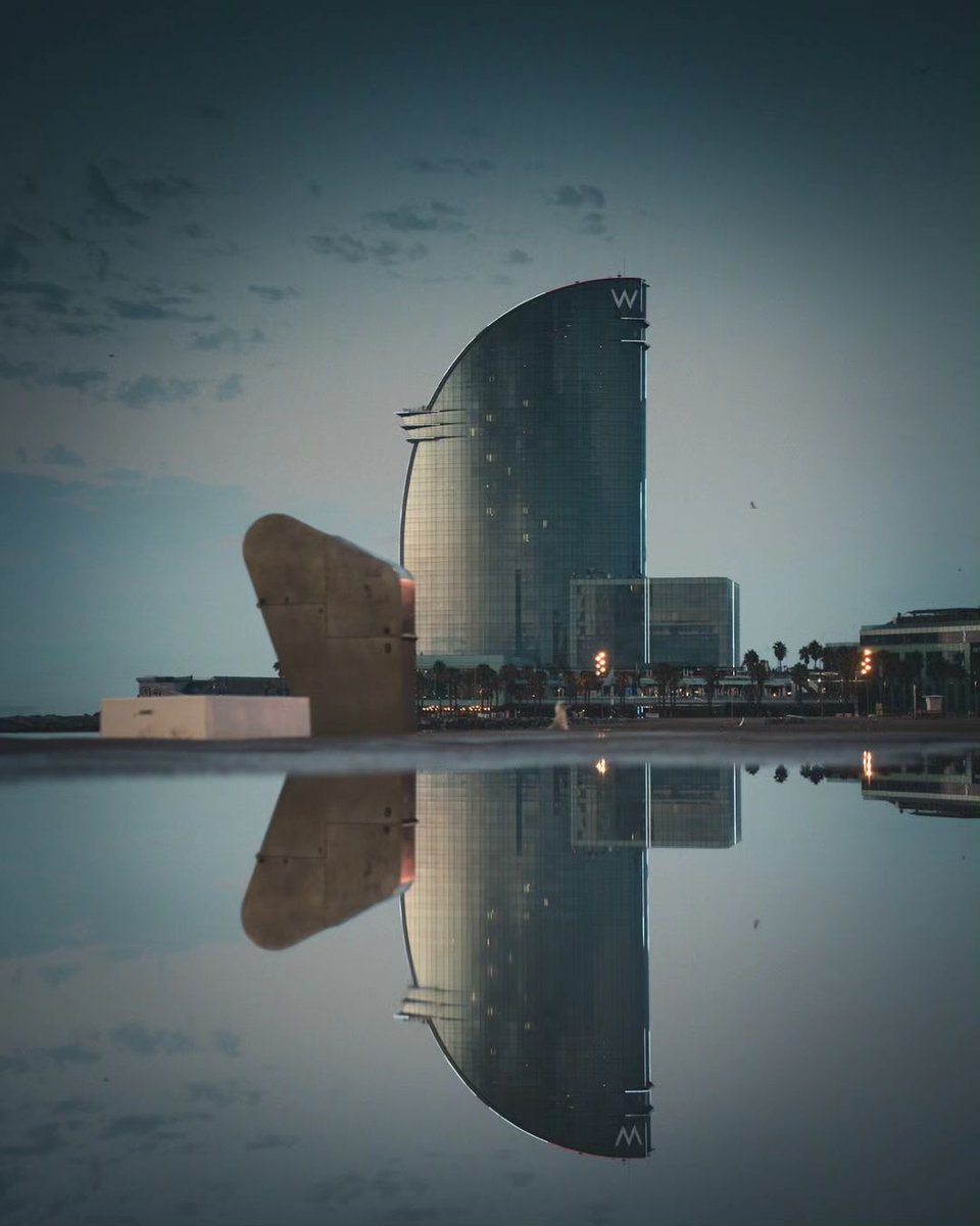 thisis_bcn_ES's tweet photo. 🏖️ Desde las playas en la Barceloneta, pasando por el hotel W y las Torres Mapfre, ¡el paisaje costero de Barcelona está lleno de ambientes muy diferentes! ¿Los conoces todos? 🤔
📸 thegoransgram (IG)
#visitbarcelona #autumninbarcelona #whotelbarcelona #torresmapfre https://t.co/0eMYTCKwSN