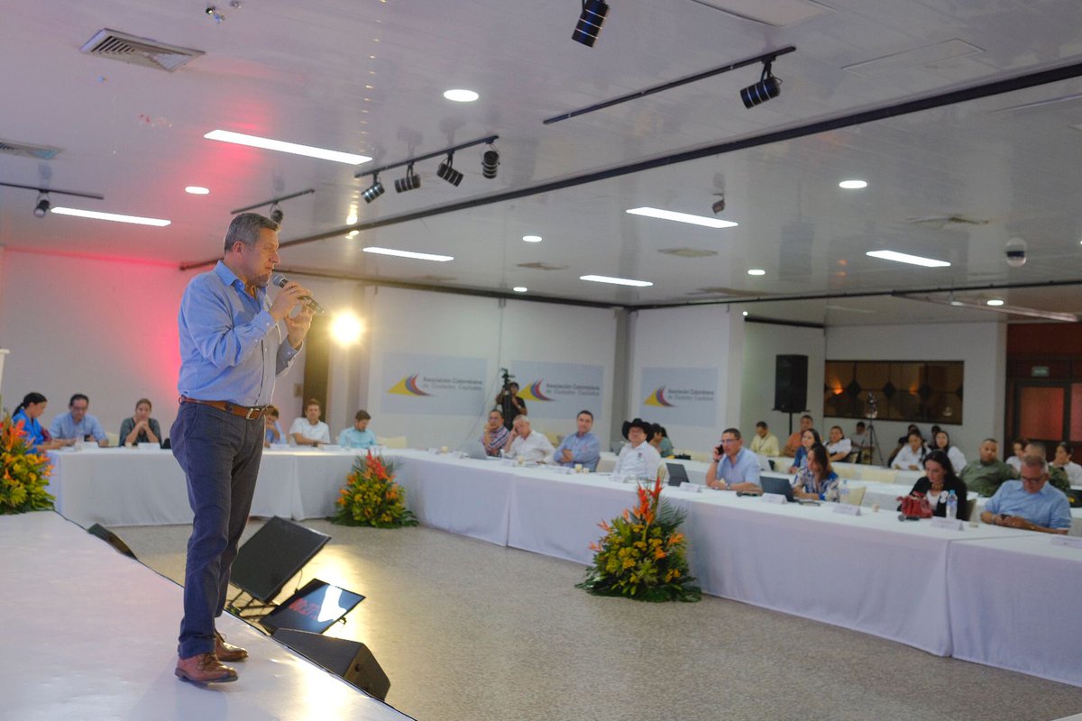 JuradoGabriel_'s tweet photo. Llegamos a la capital del joropo, Arauca, a hablar sobre conectividad "Inclusión digital: cerrando brechas de conectividad, cobertura y calidad en las capitales" en @Asocapitales con los líderes de las ciudades para abordar los retos y prioridades del país. https://t.co/mgWLNa2aH3
