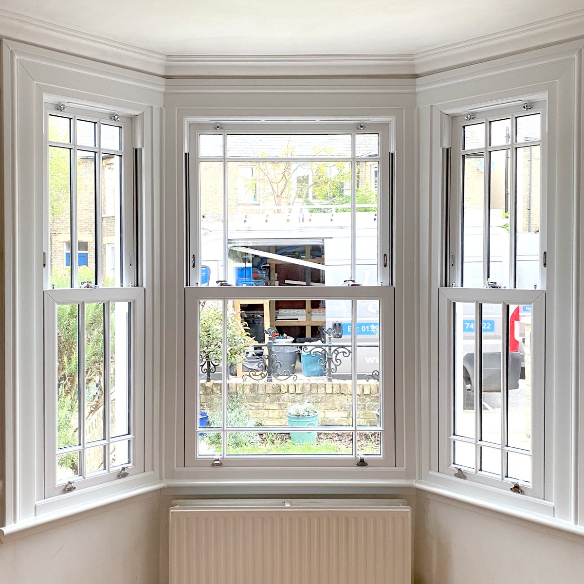 ElglazeUK's tweet photo. 🏠 A blend of tradition and modernity right in the heart of Cambridge. These are our stunning  uPVC Sliding Sash windows with Astragal Bars. They perfectly capture that classic charm while offering modern benefits. Located in or around Cambridge?  Contact us for a quote. https://t.co/wGaJpMqoGC