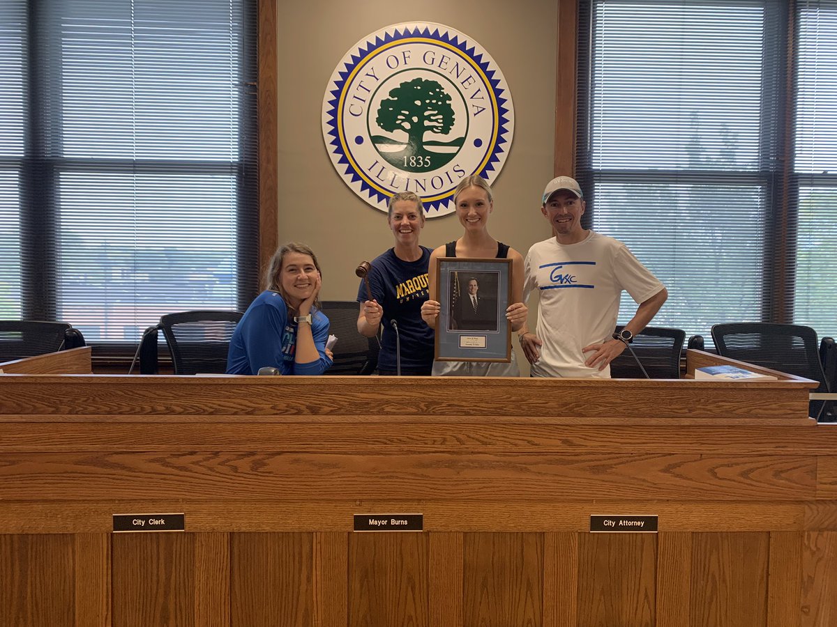 raak_peter's tweet photo. Team scavenger hunt around town today.  Always a fun way to spice up a practice.  
Even ran into former coach Bob Thomson who was out enjoying a coffee with family.  
We missed @MayorBurns but still got our City Hall picture with former GVXC coach @BenMcCready1 https://t.co/vniYbIyOPi