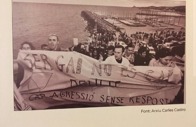 Tal dia com avui del 1996 es va organitzar la manifestació contra les agressions homòfobes a #Sitges. Part del veïnat va rebre a les manifestants amb insults i tirant-los ous, i una contraconvocatòria nazi s'hi va plantar per intentar tirar pedres.