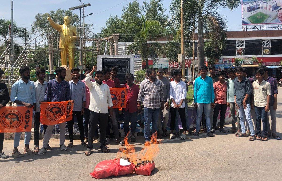 ABVP Telangana Karyakartas held a massive protest in various places of state burned CM KCR telangana govt effigy and demanding for CM KCR resignation due to continues failure of #TSPSC, scrapping job aspirants life into confusion in the state.
<a href="/ANI/">ANI</a> <a href="/republic/">Republic</a> <a href="/TimesNow/">TIMES NOW</a>